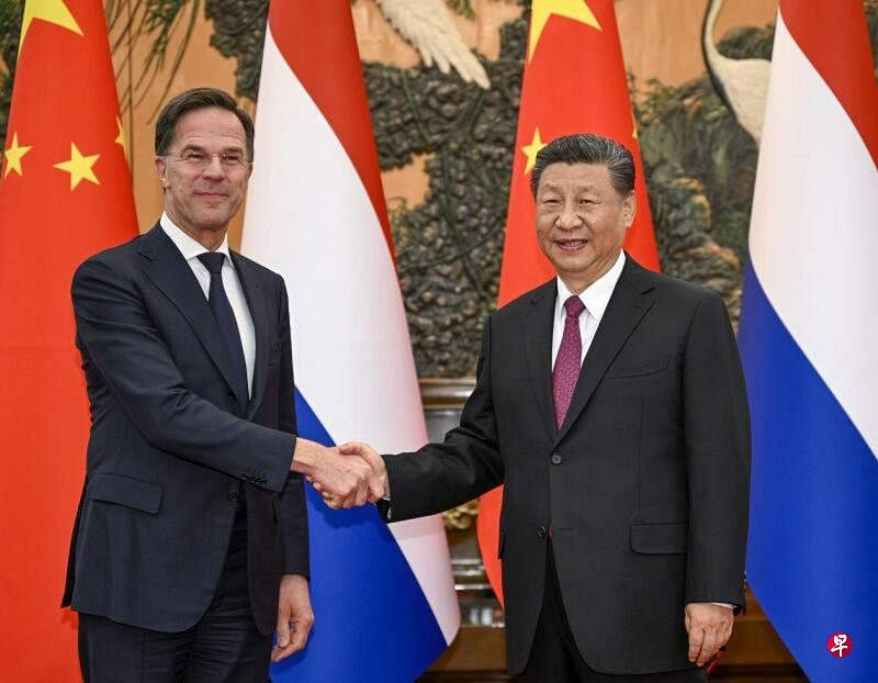 中国国家主席习近平（右）3月27日在北京人民大会堂与赴华访问的荷兰首相吕特（左）会面。（新华社）