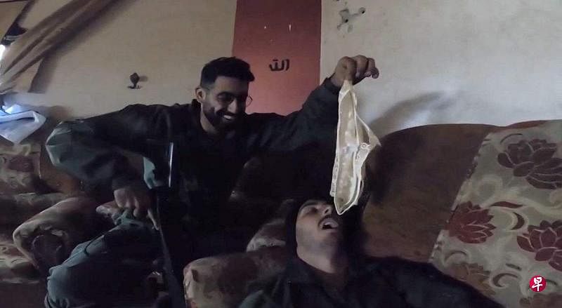 发布于1月10日的视频显示，一名以军士兵在加沙人家中的沙发上，以低俗方式玩弄女性内衣。（路透社）
