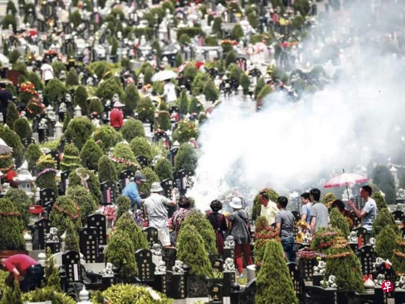 2015年4月，民众在福建省泉州的一个公共墓地焚烧冥纸以祭祀往生的亲人。（互联网）