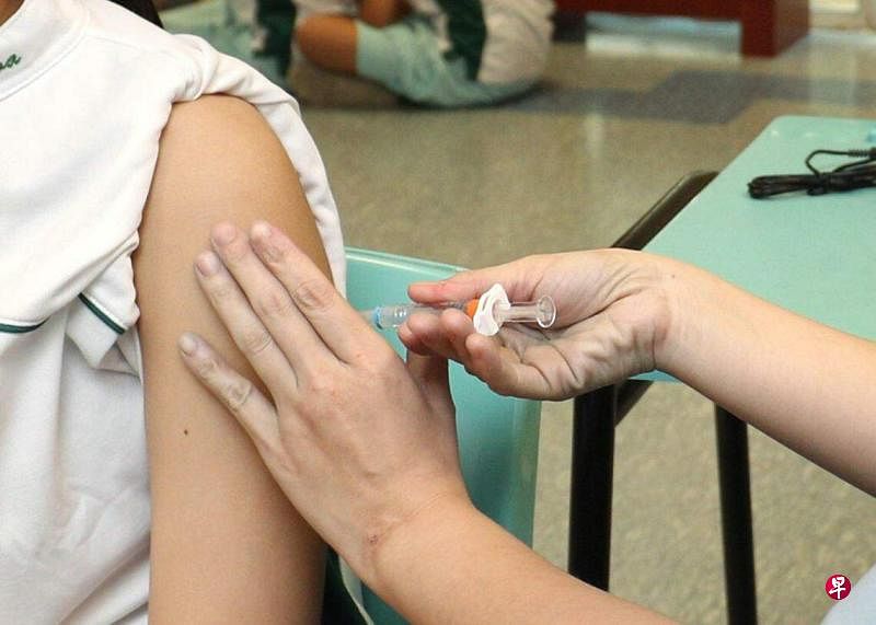 医生鼓励男女都接种人乳头状瘤病毒疫苗。（档案照）
