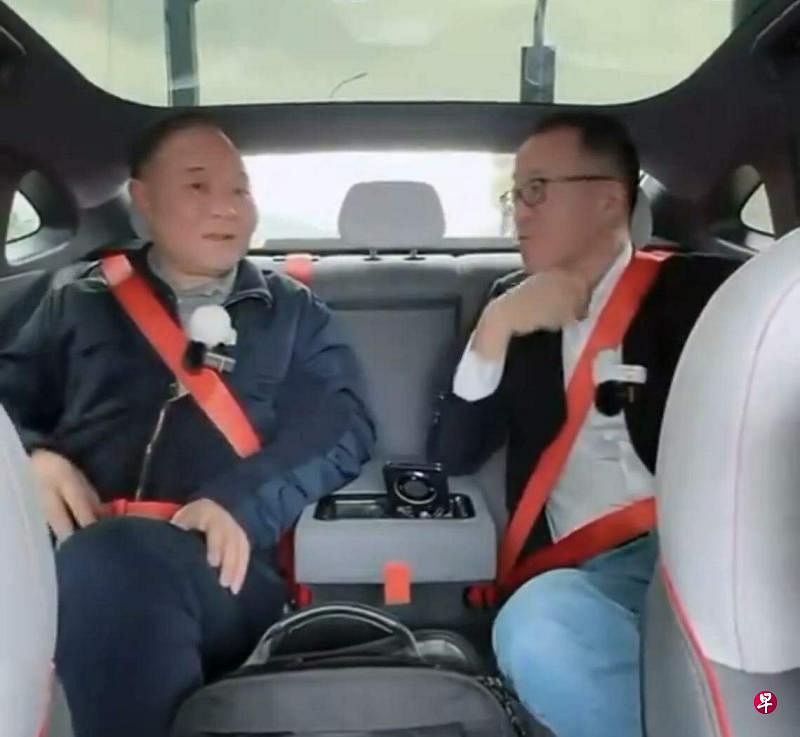 中国吉利汽车董事长李书福（左）3月28日邀请新东方创办人俞敏洪（右）一起做直播为吉利新车宣传。（直播截图）
