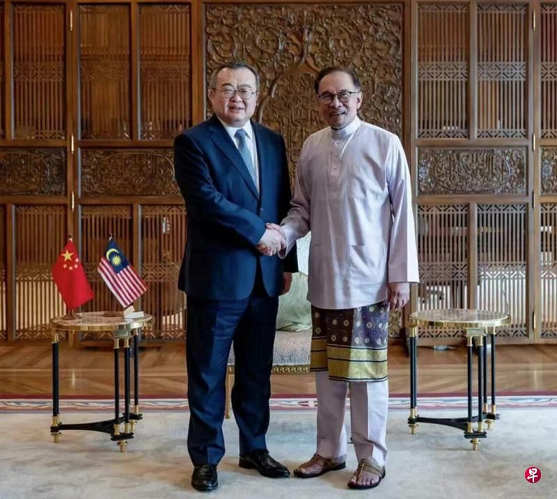 中共中央对外联络部部长刘建超（左）星期五（3月29日）在吉隆坡与马来西亚首相安华会面。（取自中联部新闻办微信公众号）