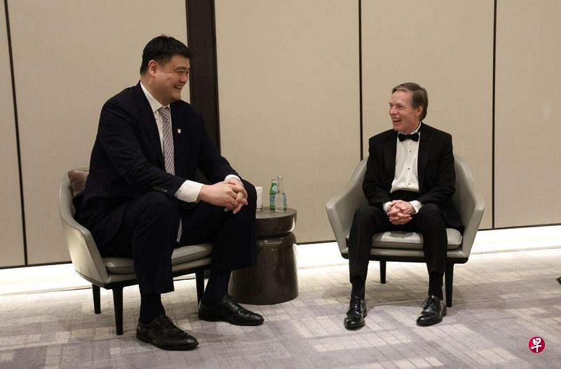 美国驻中国大使伯恩斯星期六（3月30日）在社交平台X（前称推特）上载他在上海与姚明会面的照片。（伯恩斯推特）
