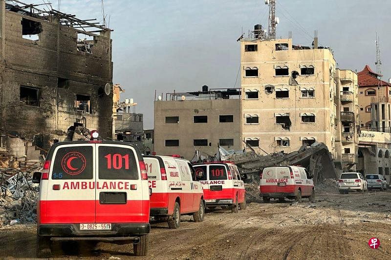 2月24日，世界卫生组织、联合国人道主义事务协调厅（OCHA）和巴勒斯坦红新月会派出救护车车队，从加沙南部汗尤尼斯的医院撤离病患。（法新社）
