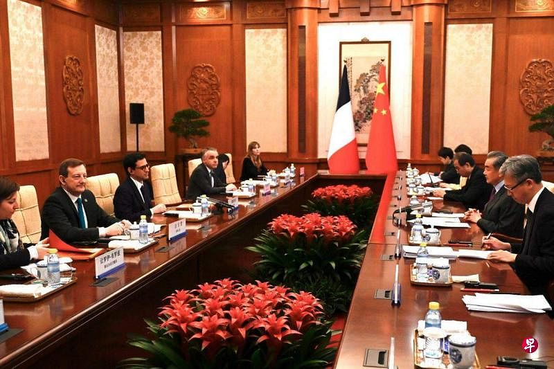中国外交部长王毅（右二）星期一（4月1日）在北京钓鱼台国宾馆与到访的法国外交部长塞茹尔内（左三）举行会谈。（法新社）
