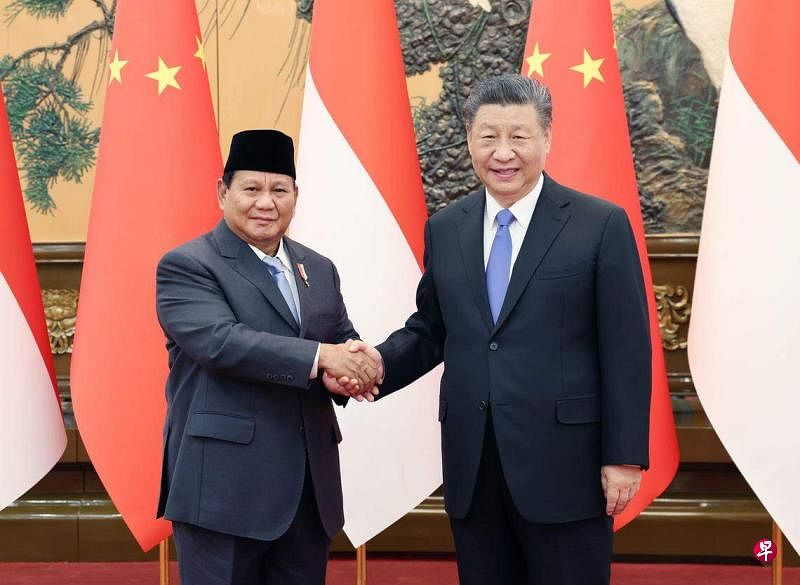 中国国家主席习近平（右）与印尼当选总统普拉博沃（左），4月1日下午在北京人民大会堂举行会谈。（新华社）