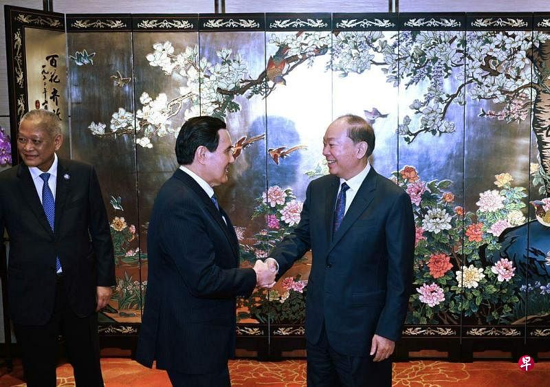 台湾前总统马英九（右二）星期二晚在广州与中共广东省委书记黄坤明（右一）会面。（马英九办公室提供）