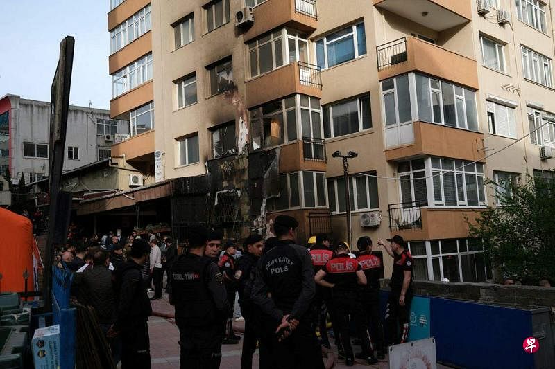 土耳其伊斯坦布尔一家夜总会4月2日装修时发生火灾，警察到场执行任务。（路透社）