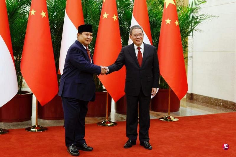 中国国务院总理李强（右）4月2日在北京人民大会堂与印度尼西亚当选总统普拉博沃会面。 （中新社）