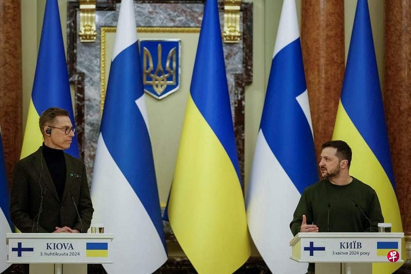 芬兰总统斯图布（左）星期三访问乌克兰，并与乌克兰总统泽连斯基召开联合记者会。（路透社）