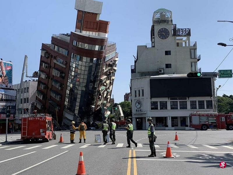 张龄予家经营的酒店旁边大楼因地震快要倒塌。（互联网）