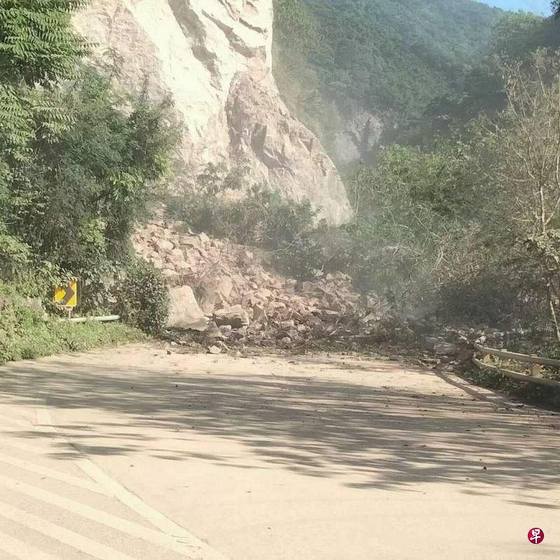 台湾花莲县和平乡星期三早7时58分左右发生里氏规模7.2强震，花莲有山坡崩塌，山石散落在道路上。 （香港中通社）