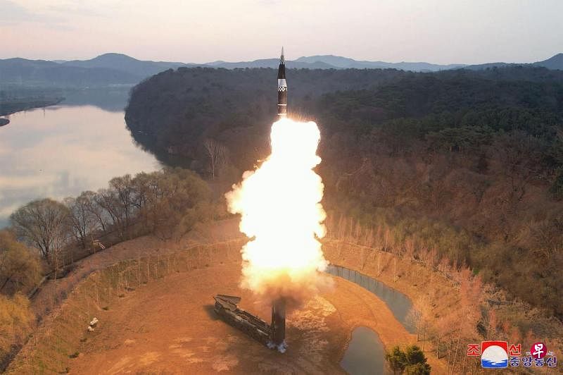 韩国专家说，从朝中社发布的照片来看，火星炮-16B型是利用移动式发射车发射的导弹，弹头部搭载的高超音速滑翔飞行器采用了乘波体结构。（法新社）