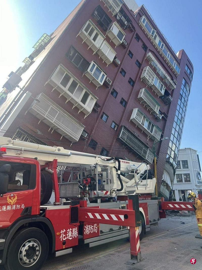 台湾花莲县发生7.2级强震。强震发生时，花莲县北滨街一栋公寓民宅大幅度倾斜。（新华社）