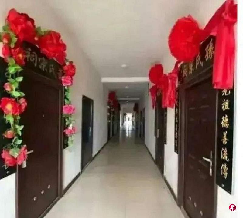 网传骨灰房的门口都挂着“X氏祠堂”的牌匾和大红花。（互联网）