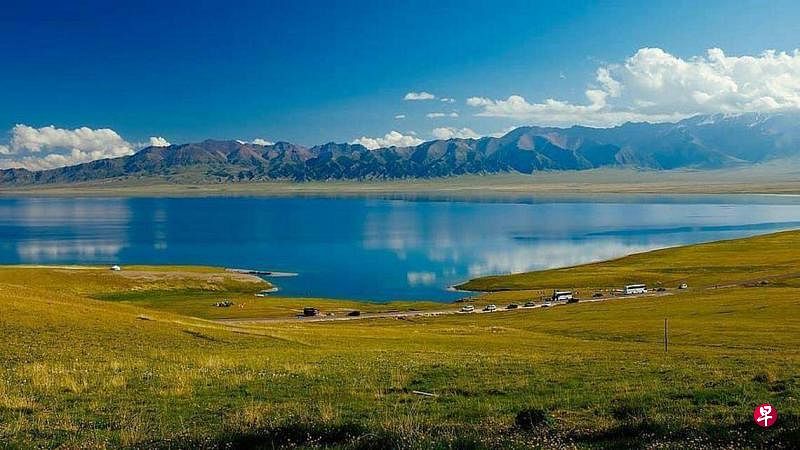 沿途经过的所有风景，都是旅游体验的一部分。图为新疆面积最大的高山湖泊赛里木湖。（中欧航旅提供）
