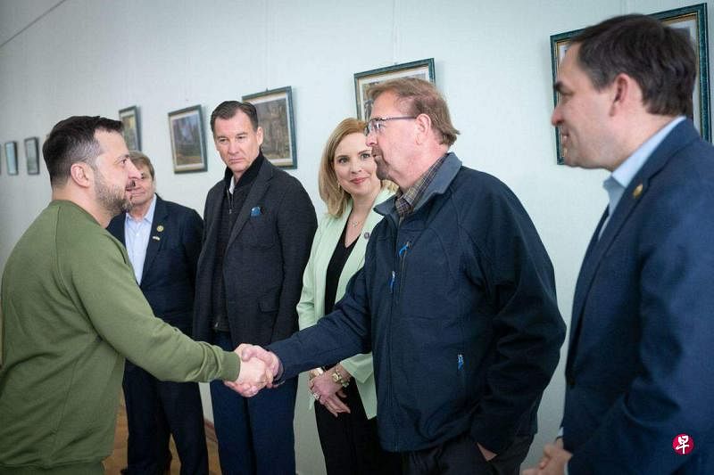 乌总统办公室4月6日发布的照片显示，泽连斯基（左一）会见美国国会两党、两院访乌代表团。（法新社）