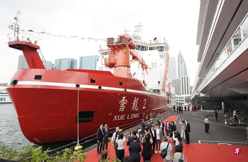 香港特区政府和“雪龙2”号访港筹委会星期一（4月8日）在尖沙咀码头举行欢迎仪式，欢迎“雪龙2”号和中国第40次南极考察队抵达香港。（中新社）
