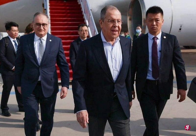 Rusya Dışişleri Bakanı Lavrov (ortada), iki günlük Çin ziyaretine hazırlık yapmak üzere 8 Nisan Pazartesi sabahı Pekin'e uçtu. (Rusya Dışişleri Bakanlığı X platformundan alınmıştır)