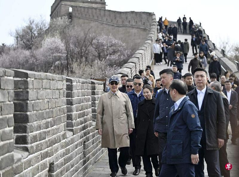 台湾前总统马英九（左一）4月9日在北京登上八达岭长城，并率领台湾青年学子在城墙上高唱中国抗战歌曲《长城谣》。（新华社）