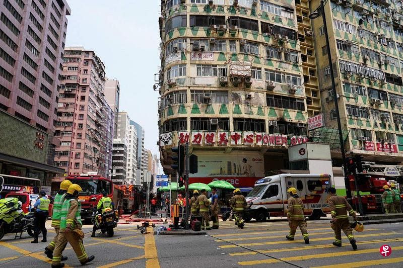 香港油麻地佐敦道华丰大厦星期三（4月10日）发生三级火警，消防人员在事发现场开展搜救行动。（路透社）