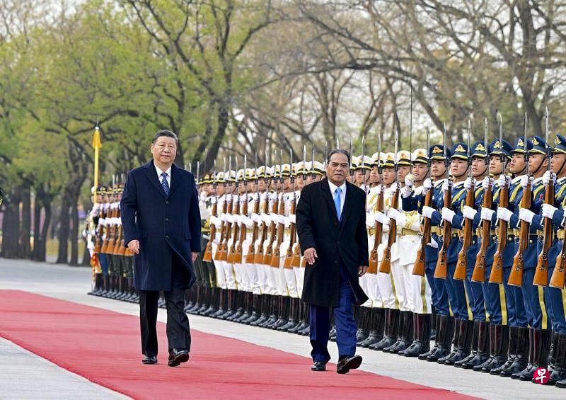 中国国家主席习近平（左）星期二（4月9日）在北京人民大会堂东门外广场为到访的密克罗尼西亚联邦总统西米纳举行欢迎仪式。（新华社）