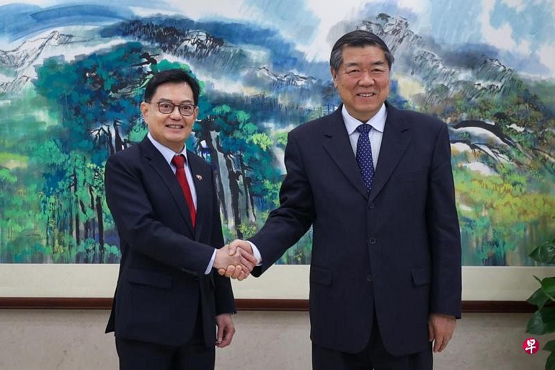 副总理兼经济政策统筹部长王瑞杰（左）在北京与中国副总理何立峰会面。（通讯及新闻部提供）