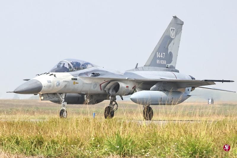 台湾空军第一联队昨早举行演练,展示经国号战斗机(idf)挂载美制响尾蛇