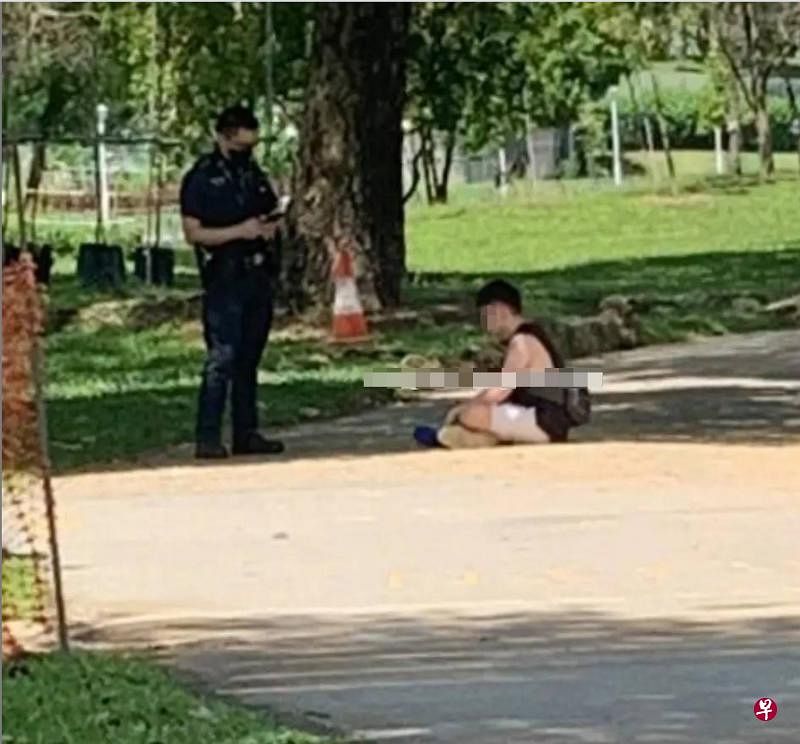 女子指在勿洛蓄水池公园遭陌生男子骚扰。这名身穿黑色背心的男子过后遭警方问话。（取自网络）
