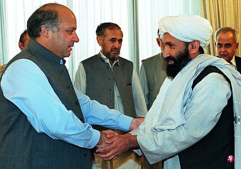 穆罕默德·哈桑·阿洪德（右）1999年在伊斯兰堡与时任巴基斯坦总理谢里夫（左）会面。（（法新社）