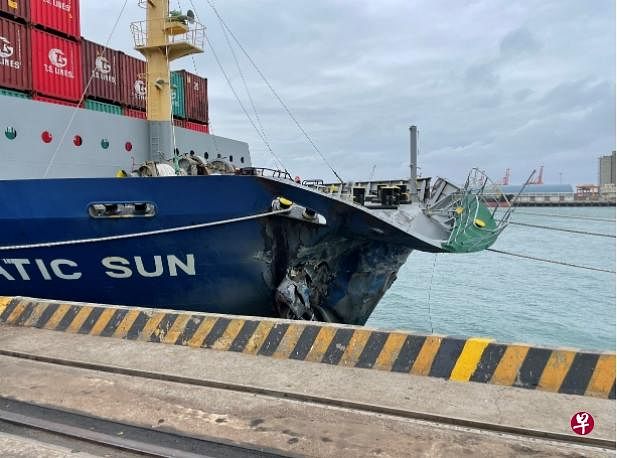 疑因风力因素 新加坡货船撞进台中港码头