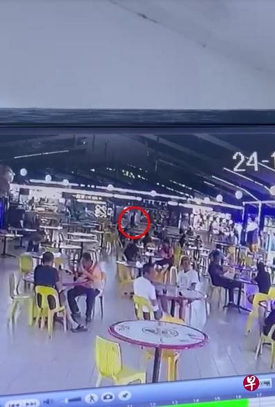 电眼画面显示，一名中年男子走近背包前，快速伸手取走钱包。（受访者提供）