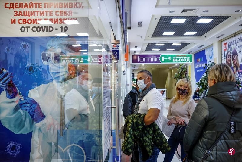 疫情加剧人口减少的问题。为加强防疫，俄政府广设疫苗接种中心，此照片显示奥廖尔一处购物中心内的疫苗站。（路透社）