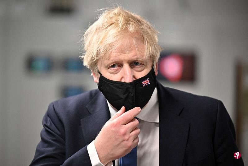 英国首相约翰逊说，英国看到了在乌克兰问题上与俄罗斯打开外交僵局的迹象，但最新的情报仍然不容乐观。（路透社）


