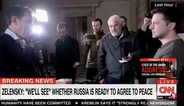 泽连斯基在基辅一处秘密地点接受路透社和美国有线电视新闻网（CNN）的联合采访。（电视截图）