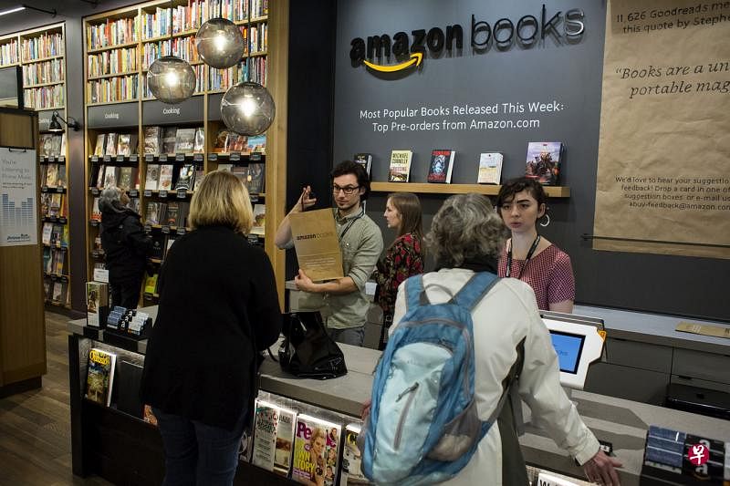 亚马逊计划关闭它近年来开设的数十家书店和实体零售店。图为设在西雅图的亚马逊书店。（彭博社）