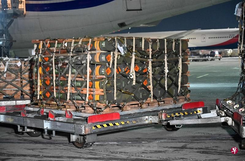 美国支援乌克兰的物资源源运抵乌克兰。早在战争爆发前的1月25日，乌克兰在基辅鲍里斯波尔机场接收来自美国的一批弹药和武器等设备。（法新社）