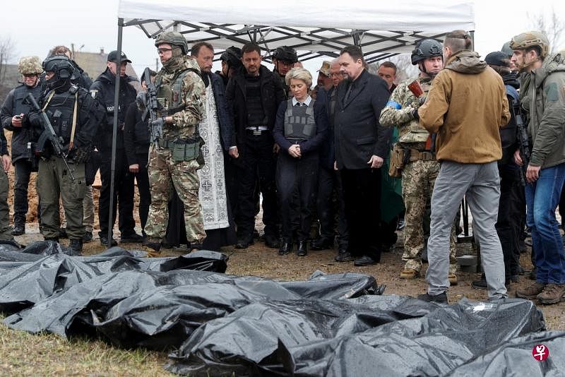 欧盟委员会主席冯德莱恩（中）、欧盟外交与安全政策高级代表博雷利（后右）、 斯洛伐克总理赫格（左）周五（4月8日）抵达乌克兰，走访首都基辅郊外的布查镇一个埋有数百具尸体的乱葬岗。（路透社）