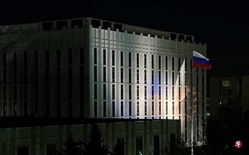 俄罗斯驻华盛顿大使馆遭到美国政府封锁，俄罗斯在休斯敦和纽约领事馆的两个账户也已被美国银行关闭。（路透社）