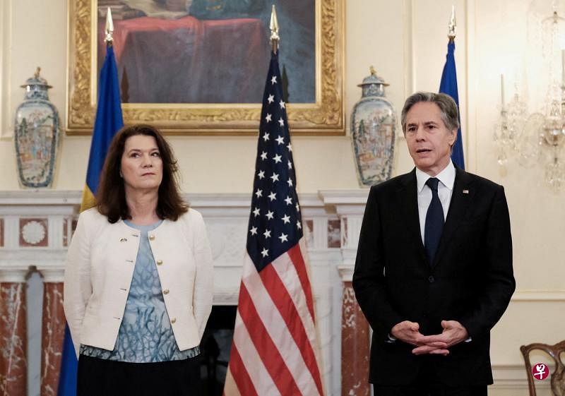 瑞典外交部长林德（左）周三在华盛顿与美国国务卿布林肯举行会谈。（路透社）