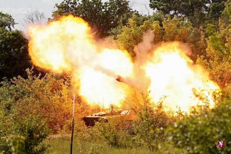 5月24日，在乌克兰卢甘斯克境内的亲俄武装向北顿涅茨克的方向发射炮弹。（路透社）