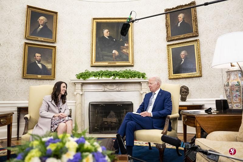 新西兰总理阿德恩周二到白宫与美国总统拜登进行会晤。（彭博社）
