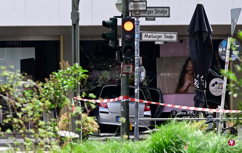 一辆汽车周三早上冲进柏林陶恩齐恩（Tauentzienstraße）繁忙购物街的一家商店内，造成一人死亡，八人受伤。（法新社）