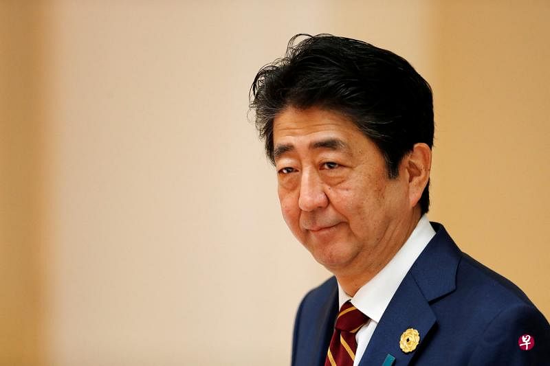 日本前首相安倍晋三星期五在奈良市发表街头演说时遭枪击，世界各国领袖和大使表示震惊和慰问。照片摄于2017年。（路透社）