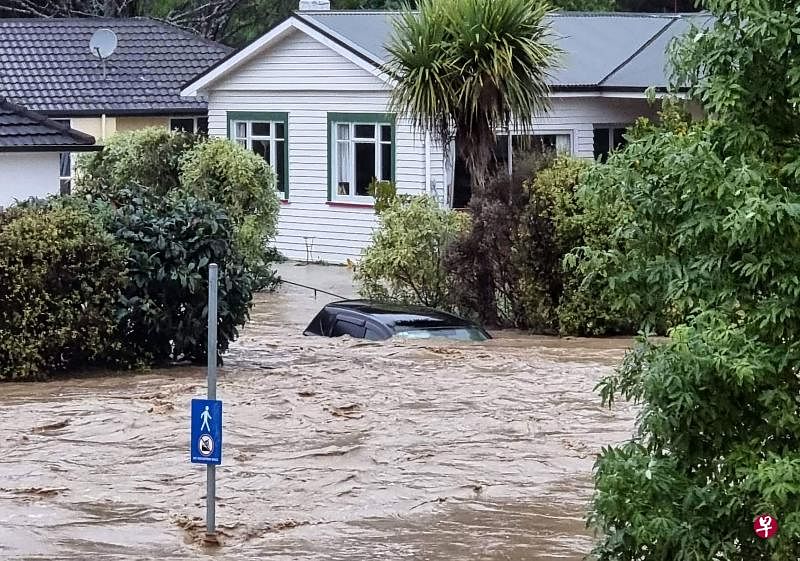 8月17日的照片显示，麦泰河水泛滥淹没了新西兰南岛尼尔森街道的汽车和房屋。（法新社）