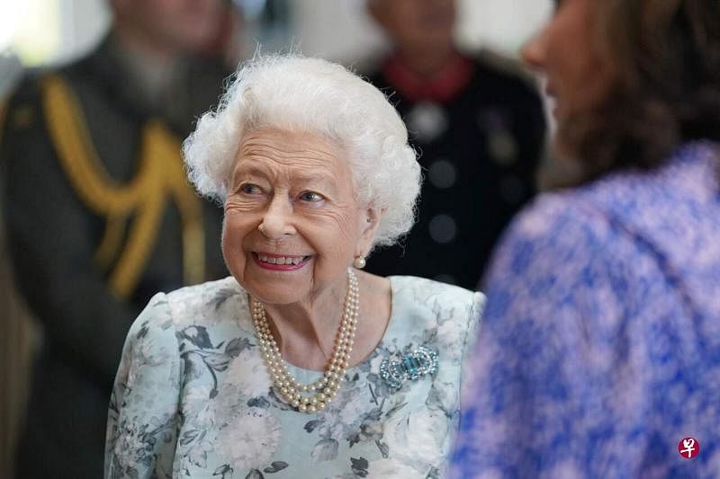 7月15日，英女王伊丽莎白二世参加梅登黑德市（Maidenhead）泰晤士河临终关怀医院的新大楼开幕仪式。（法新社）