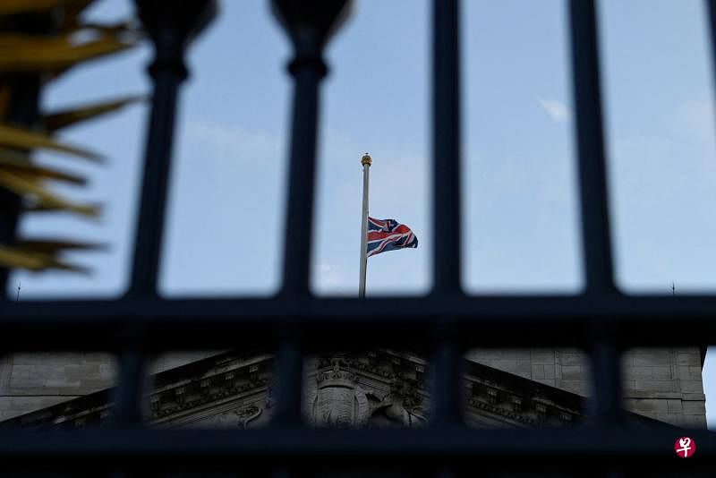 英国女王伊丽莎白二世9月8日下午去世，白金汉宫降半旗。（路透社）
