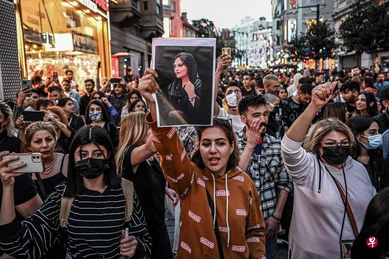 9月20日，一群女性抗议者聚集在土耳其伊斯坦布尔市，抗议阿米尼之死。（法新社）