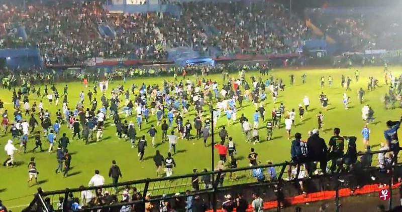 数千名印尼阿雷玛球迷在球队输球后冲进球场，警方发射催泪瓦斯驱赶人群，导致发生踩踏和窒息事件。（取自推特）