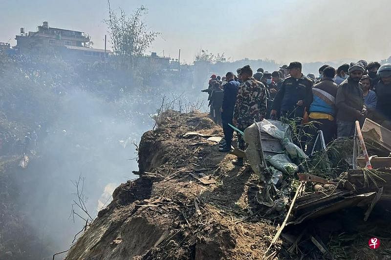 尼泊尔雪人航空公司（Yeti Airlines）一架载有72人的飞机星期天（1月15日）在尼泊尔坠毁，救援人员在失事现场扑灭大火。（法新社）
